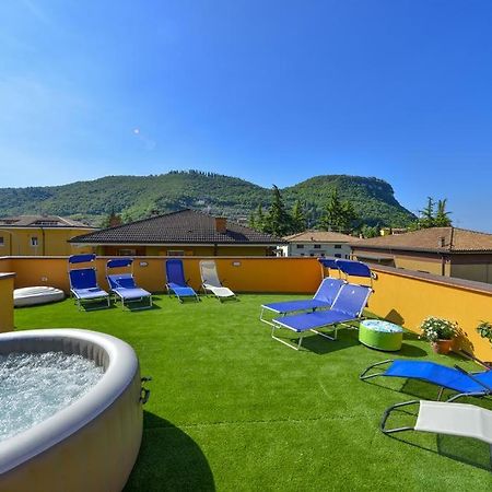 La Terrazza Sul Garda Hotell Exteriör bild